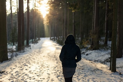 走在雪地小路上的女人